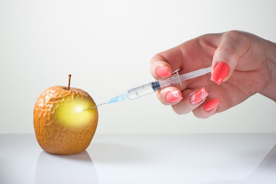 The female hand does an injection for smoothing of wrinkles