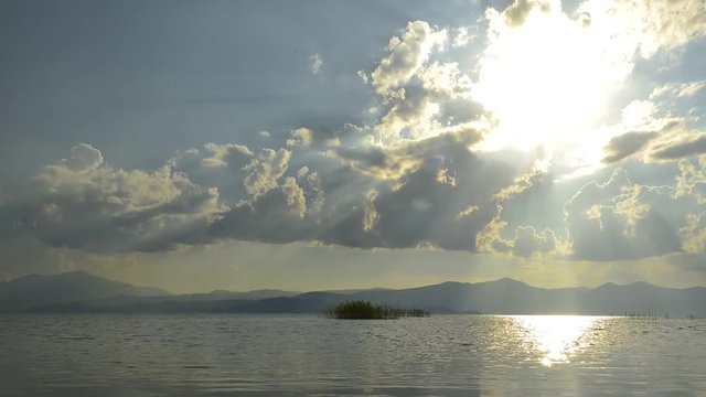 g&ouml;l sularında yakamoz ve bulutlardaki hareketlilik