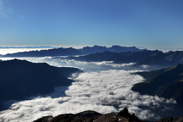 alta montagna mare di nuvole cima montagne 