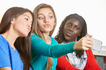 Teenager machen Grimassen und ein Selfie