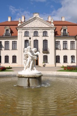 Fototapeta na wymiar Fountain with angels in the palace garden