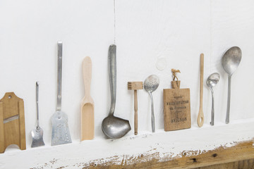 Alte Utensilien aus der Küche im Shabby chic country look als Hintergrund zur Dekoration zum Kochen