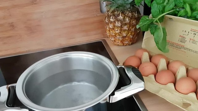Kochendes Wasser in einem Topf auf dem Herd