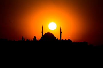 Obraz premium sunset and silhouette of a mosque in Istanbul