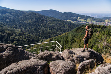 Athletischer Wanderer, Aussichtspunkt Falkenfelsen, Schwarzwald