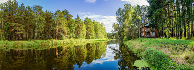 летний пейзаж на Уральской реке Иртыш с двухэтажным домом на берегу, Россия © 7ynp100