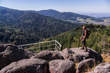 Wanderer steht auf einem Felsen, Ausblickspunkt Falkenfelsen, Schwarzwald