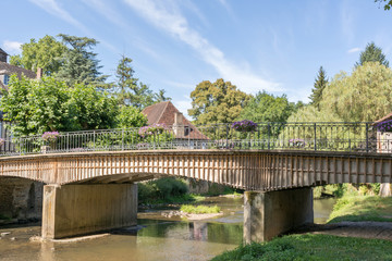 pont sur la rivi&egrave;re auv&eacute;z&egrave;re &agrave; S&eacute;gur le ch&acirc;teau