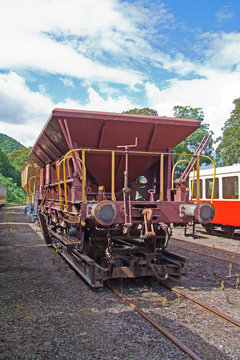 Sch&uuml;ttgutwagen auf Rollbock