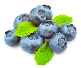 Obraz premium Blueberries with green leaves