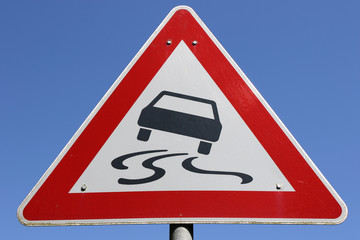 Deutsches Verkehrszeichen: Schleudergefahr bei Nässe oder Schmutz