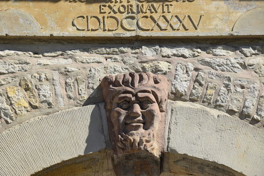 Fig&uuml;rlicher Schlu&szlig;stein
