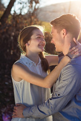 glückliches junges Pärchen im Herbst