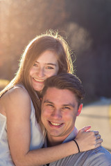 gl&uuml;ckliches junges P&auml;rchen im Herbst