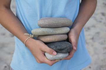 Kind sammelt Steine am Strand