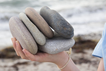 Kind sammelt Steine am Strand
