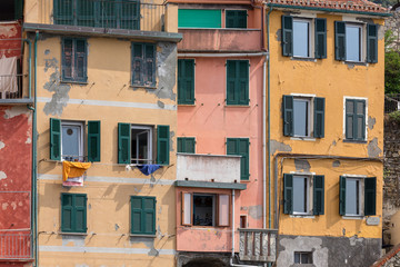 des draps pendus aux fenêtres de façades d'un village italien