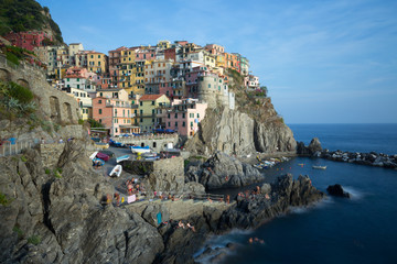 Fototapeta na wymiar village italien sur une falaise