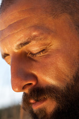 Obraz premium man with his eyes closed meditatively in an early morning forest