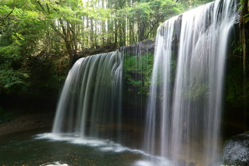 鍋ケ滝(Nabega taki),　 kumamoto japan,  テレビCMで知られ有名になった、裏側に回れる滝です。