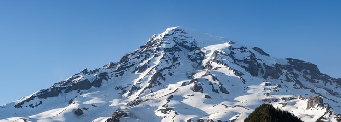 Panoramic view as the sun sets over Mount Rainier National Park in the Cascade Mountains, Washington, US © Tabor Chichakly
