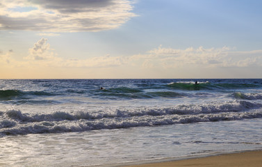 Obraz premium Nag's Head Beach in the morning with surfers