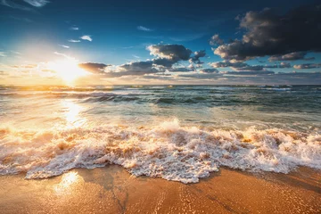 Türaufkleber Strand und Meer Schöner Sonnenaufgang über dem Meer