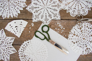 Papier-Schneeflocken basteln