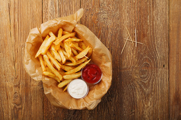 Serving Belgian fries served on paper in the basket, with one or
