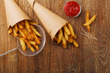 Serving Belgian fries served in a paper tube, with or without a