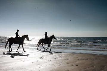 Foto op Plexiglas Paardrijden 2 ruiters & 39 s avonds op het strand
