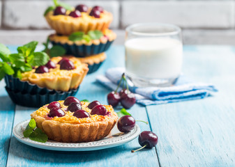Small tarts with fresh cherries