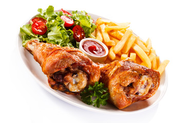 Grilled turkey legs with chips and vegetables 