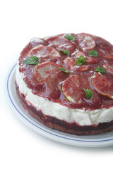 cheesecake al limone con gelatina di lamponi e foglie di menta isolata su sfondo bianco