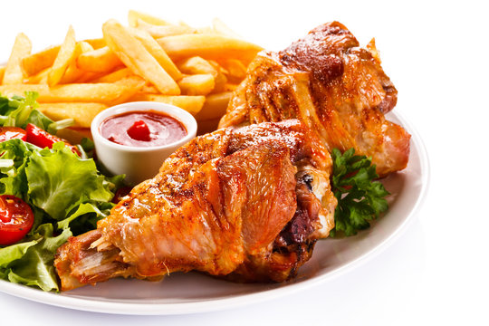 Grilled turkey legs with chips and vegetables 