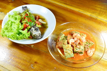 steamed goby with soy sauce and fried egg in spicy soup