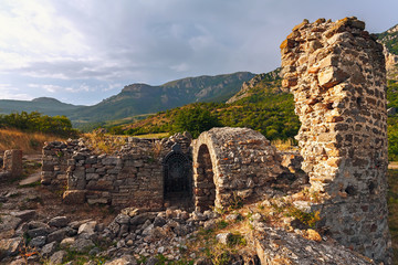 Landscape of the ruins of the fortress at sunset. (Funa)