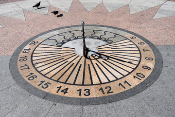 sundial in the town square - obrazy, fototapety, plakaty