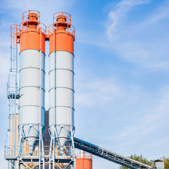 Silos for the production of cement
