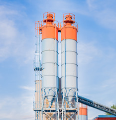 Silos for the production of cement