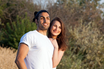 Obraz premium Young attractive couple in the countryside