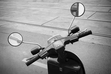 Photo sur Plexiglas Scooter Ancien guidon de scooter italien avec compteur de vitesse