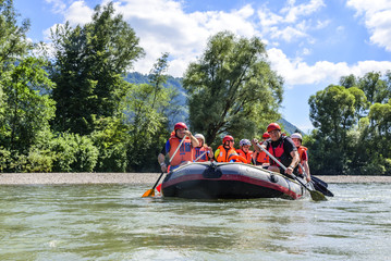 mit dem Schlauchboot auf dem Fluss