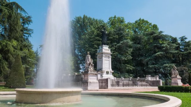 Statue of Virgil and fountain in Mantua, Timelapse

