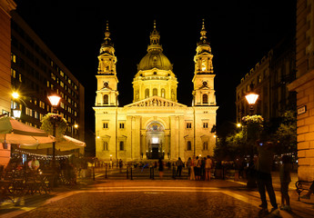 Fototapeta na wymiar St. Stephen's Basilica in Budapest at night