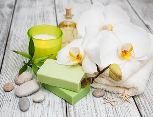 Obraz na płótnie Canvas Spa products and white orchids