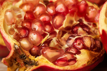 Granada fruta por la mitad. Vista superior y de cerca