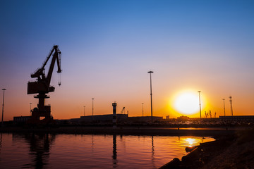 Obraz premium In the evening, gantry crane at the dock