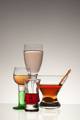 Bevande colorate in bicchieri di varia forma