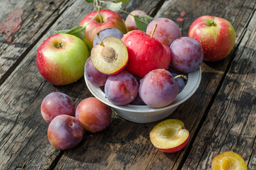 Naklejka na ściany i meble Ripe plums and apples